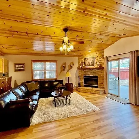 Enchanting Cabin With Hot Tub & Quiet Neighborhood Big Bear Lake Exterior photo