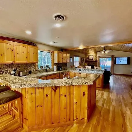 Enchanting Cabin With Hot Tub & Quiet Neighborhood Big Bear Lake Exterior photo