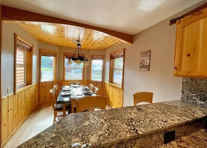 Enchanting Cabin With Hot Tub & Quiet Neighborhood