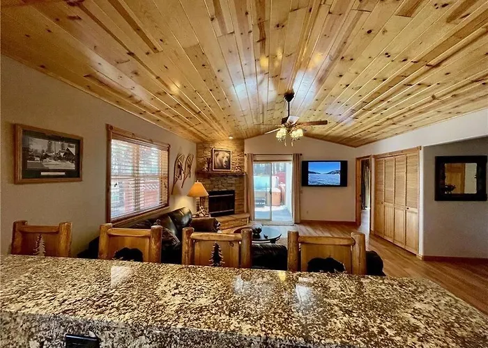 Enchanting Cabin With Hot Tub & Quiet Neighborhood