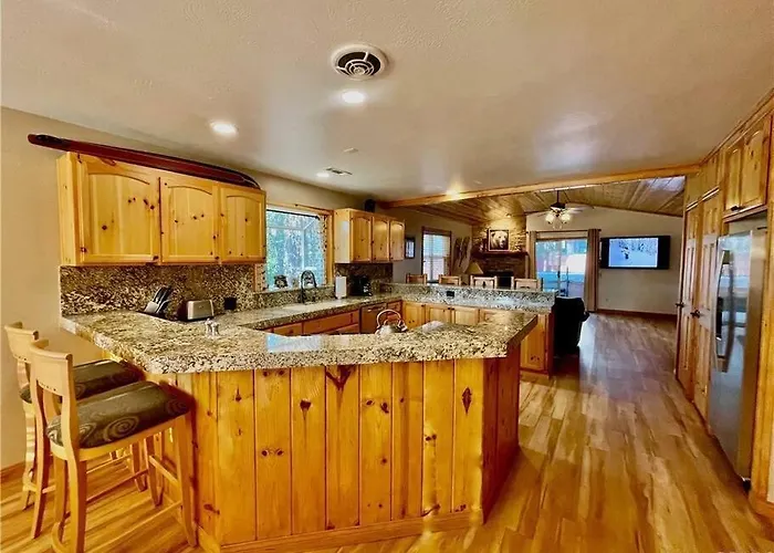 Enchanting Cabin With Hot Tub & Quiet Neighborhood