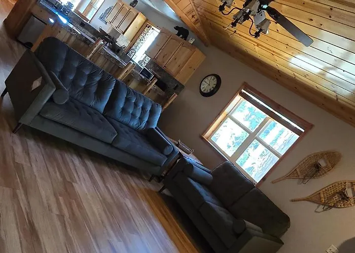 Enchanting Cabin With Hot Tub & Quiet Neighborhood